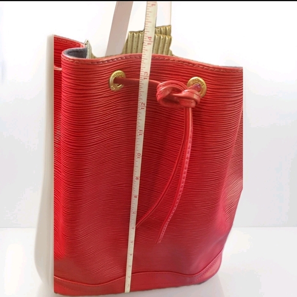 Louis Vuitton Never Empty Epi Leather Bucket Bag - Picture 5 of 14